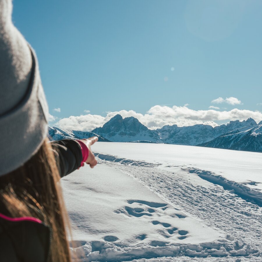 Hiker gazes into the distance | © HERB- Media vGmbH