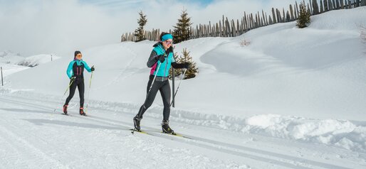 Two cross-country skiers on the piste | © HERB- Media vGmbH