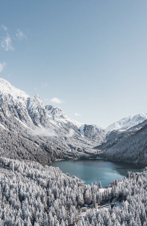 Lago ghiacciato, sfondo di montagna, bosco | © Kottersteger Manuel - TV Antholzertal