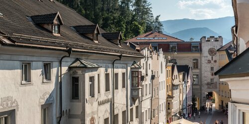 Blick von der Stadtgasse auf das Ursulinentor | © Hannes Niederkofler