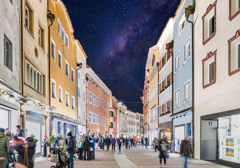 Shopping street in the evening in winter | © Helmut Moling