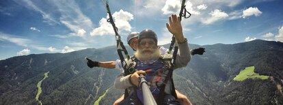 Two people on a tandem flight at high altitude | © Kronfly