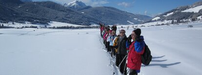 A group of tourists on a winter hike | © Dolomitenfuchs