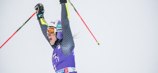 Ein Porträt einer Skirennläuferin, die im Ziel beide Hände in die Luft hebt und jubelt. | © Harald Wisthaler