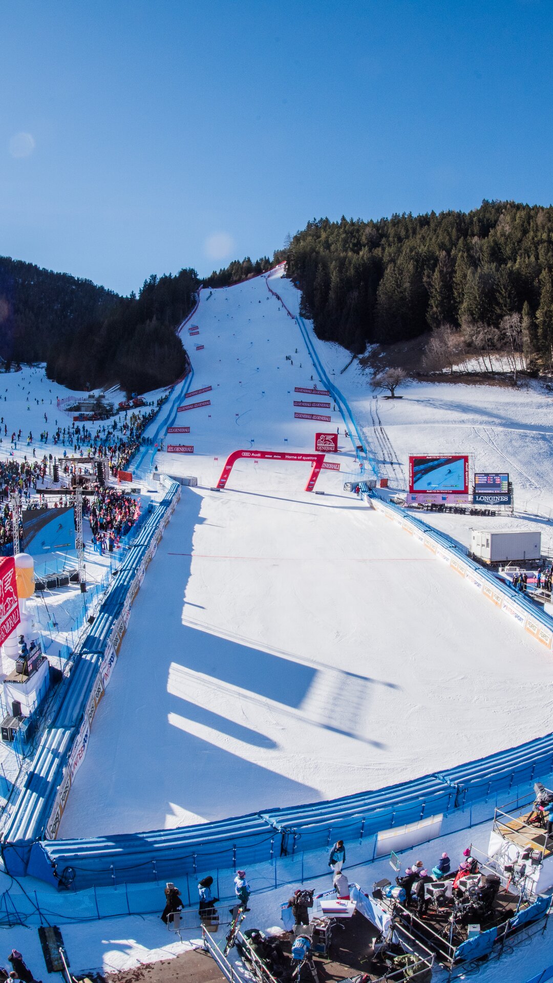Eine Drohnenaufnahme des Zielgeländes bei blauem Himmel und strahlendem Sonnenschein. | © Harald Wisthaler