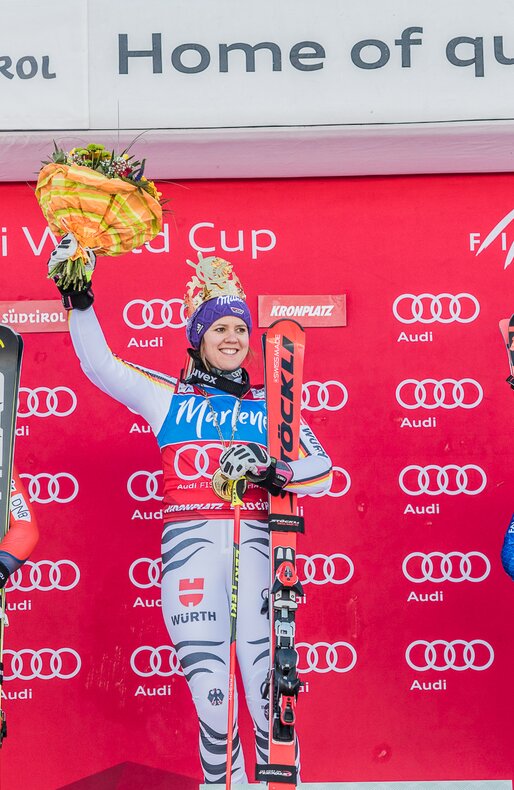 Drei Skirennfahrerinnen auf dem Podest mit Blumensträußen in ihren Händen. | © Harald Wisthaler