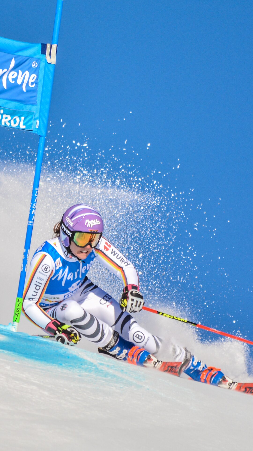 Ein Porträt einer Skirennläuferin, die gerade in eine Kurve fährt. | © Harald Wisthaler