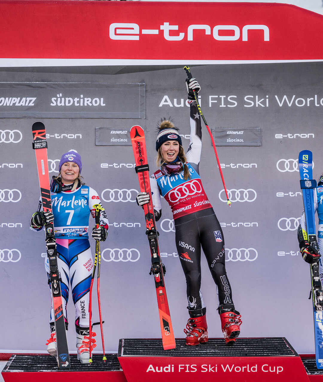 Drei Skirennläuferinnen stehen jubelnd auf dem Podest. | © Harald Wisthaler