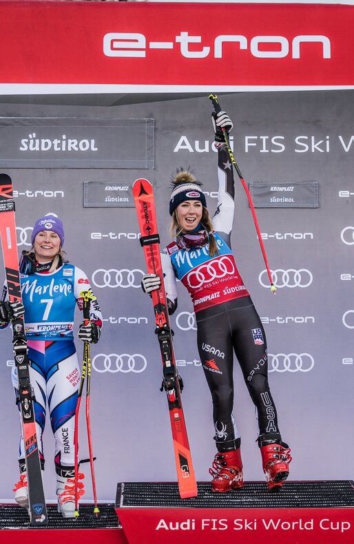 Drei Skirennläuferinnen stehen jubelnd auf dem Podest. | © Harald Wisthaler
