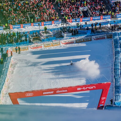 Zielbereich eines Skirennens mit zahlreichen Zuschauern. | © Harald Wisthaler