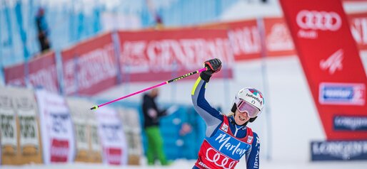 Eine Skirennläuferin jubelt beim Zieleinlauf. | © Harald Wisthaler