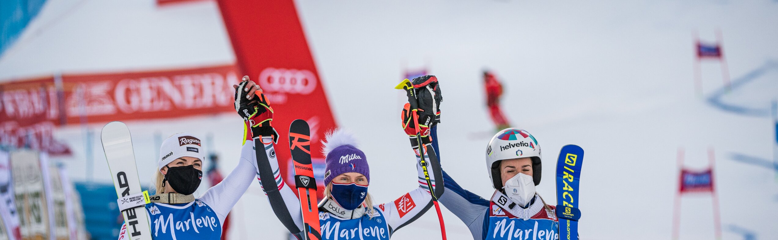 Drei Skirennläuferinnen jubeln dem Publikum zu. | © Harald Wisthaler