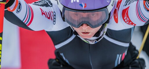 Eine Skirennläuferin steht mit konzentrierter Miene am Start des Rennens. | © Harald Wisthaler