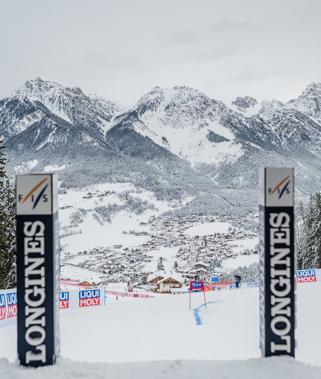 Der Start des Rennens mit dem verschneiten Tal und Bergen im Hintergrund. | © Harald Wisthaler