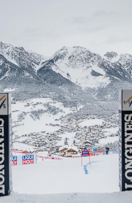 Der Start des Rennens mit dem verschneiten Tal und Bergen im Hintergrund. | © Harald Wisthaler