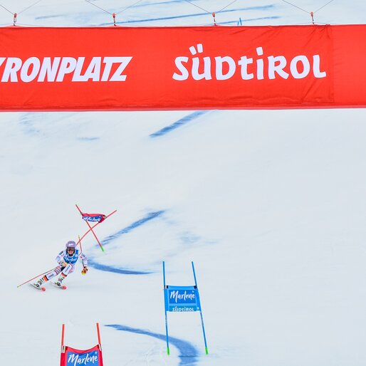 Eine Skirennläuferin fährt durch die letzten Slalomtore vor dem Ziel. | © Gianvito Coco