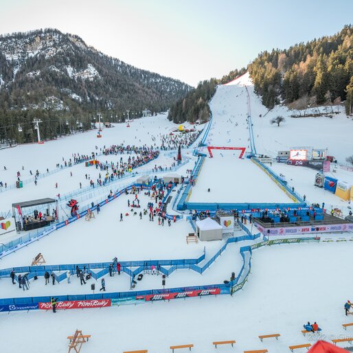 Der Zielbereich eines Skirennens vor dem Hintergrund des Skiberges.  | © Gianvito Coco