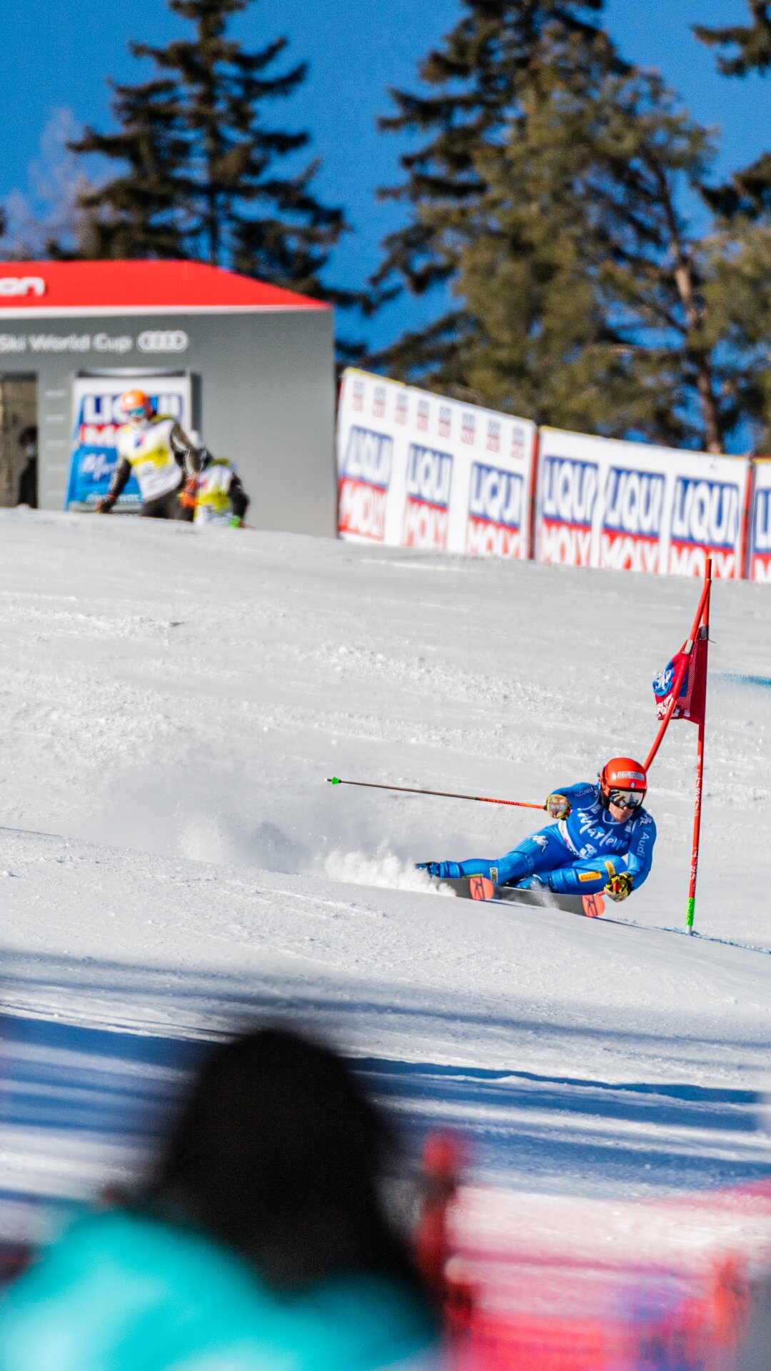 Eine Skirennläuferin umfährt die ersten Tore der Slalomstrecke, im Hintergrund den Startpunkt. | © Harald Wisthaler