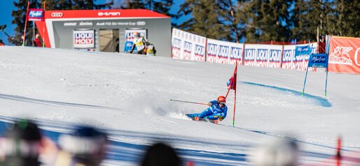 Eine Skirennläuferin umfährt die ersten Tore der Slalomstrecke, im Hintergrund den Startpunkt. | © Harald Wisthaler