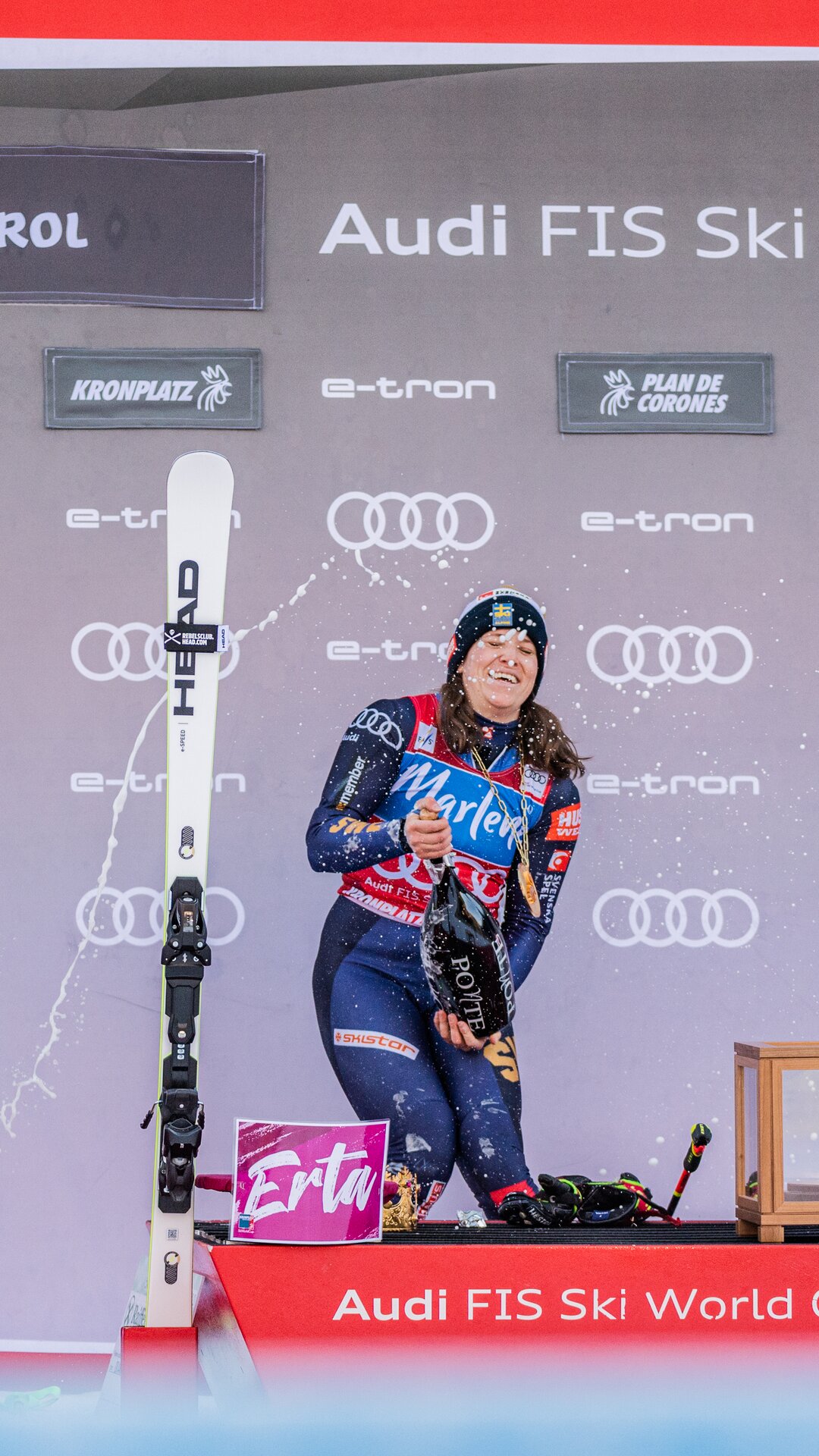 Drei Skirennläuferinnen auf dem Podest mit jeweils einer sprühenden Sektflasche in den Händen. | © Harald Wisthaler