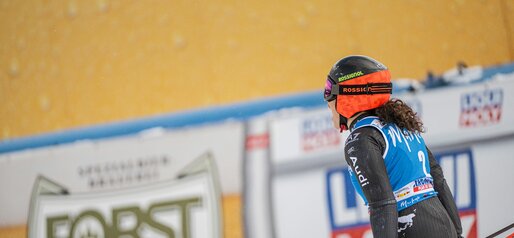 Eine jubelnde Skirennläufern im Ziel im Profil. | © Harald Wisthaler