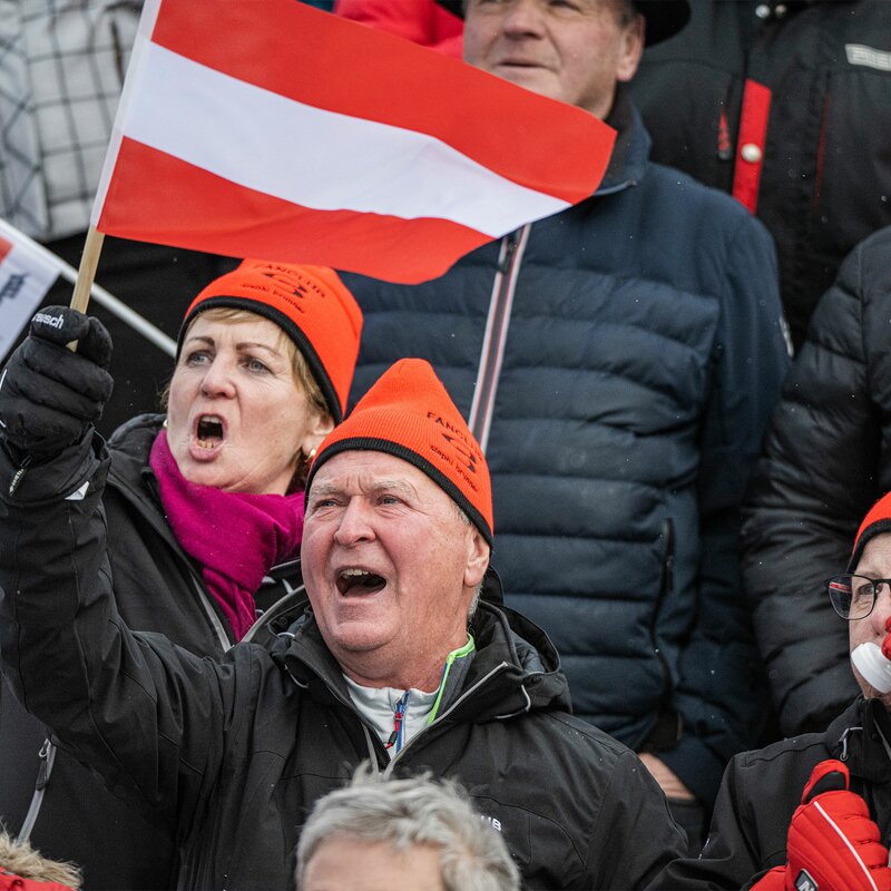 Jubelnde Fans schwenken die österreichische Fahne. | © Harald Wisthaler
