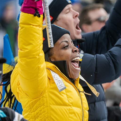 Jubelnde Fans heben Schilder und Fahnen in die Höhe. | © Harald Wisthaler