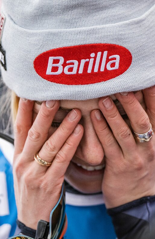 Eine Skirennläufern hält die Hände vor ihr Gesicht. | © Harald Wisthaler