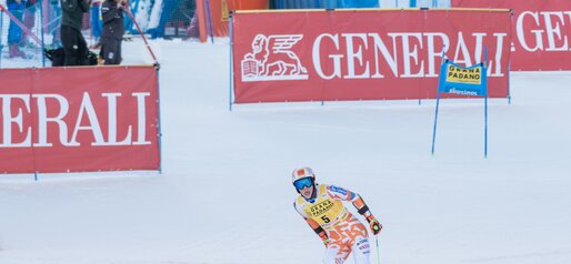 Eine Skirennläuferin fährt im Ziel ein. | © Gianvito Coco