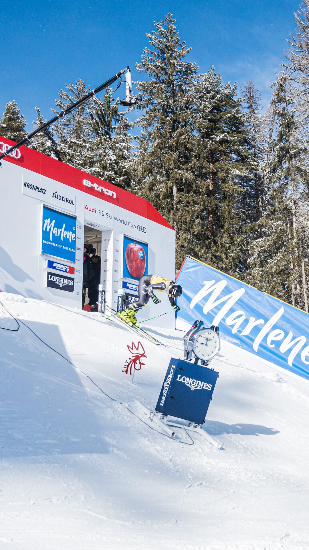 Eine Skirennläuferin startet ein Slalomrennen am Rande eines Waldes. | © Gianvito Coco