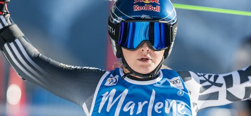 Eine Skirennläuferin steht in Rennposition mit konzentriertem Blick und Startnummer 6. | © Harald Wisthaler