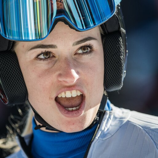 Eine Skifahrerin mit Helm und Brille ruft begeistert etwas in die Kamera. | © Harald Wisthaler