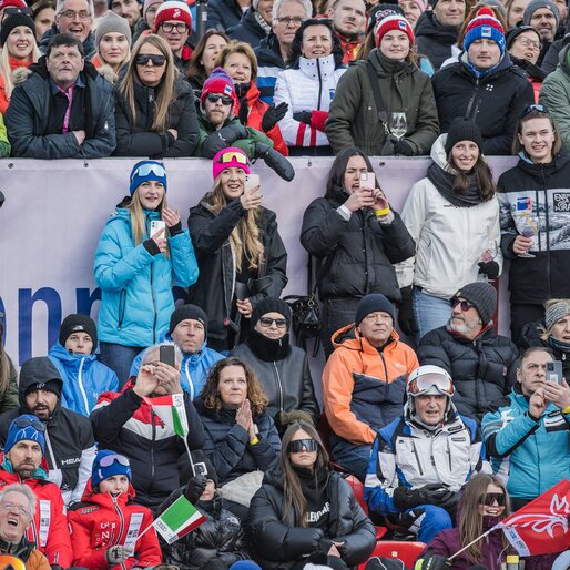 Begeisterte Zuschauer:innen stehen dicht beieinander und filmen das Geschehen. | © Harald Wisthaler