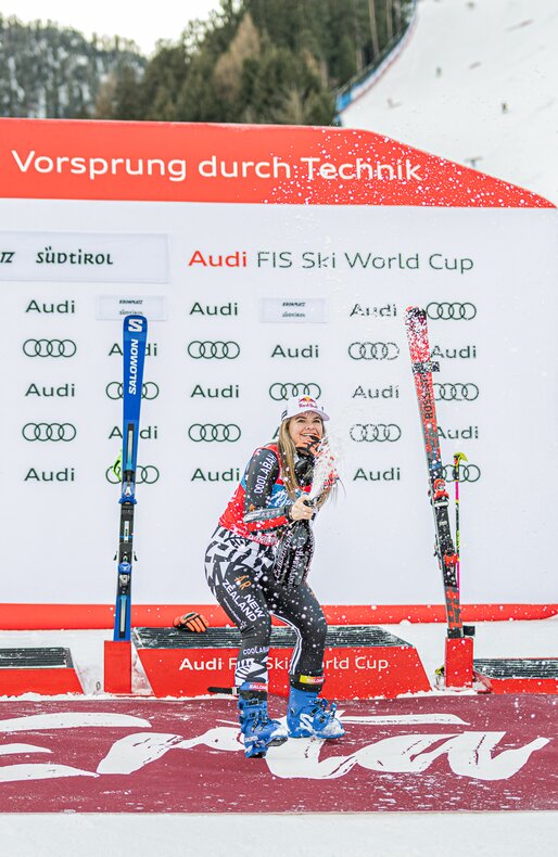 Alice Robinson freut sich auf dem Podium über ihren Sieg, | © Harald Wisthaler
