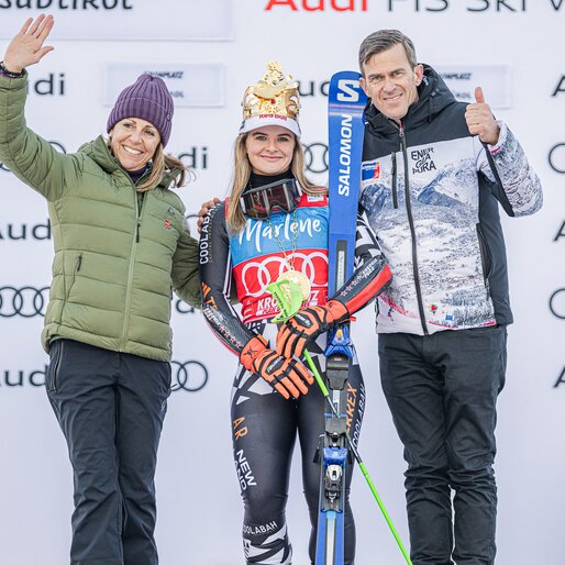 Siegerfoto mit Alice Robinson auf dem Podest. | © Harald Wisthaler