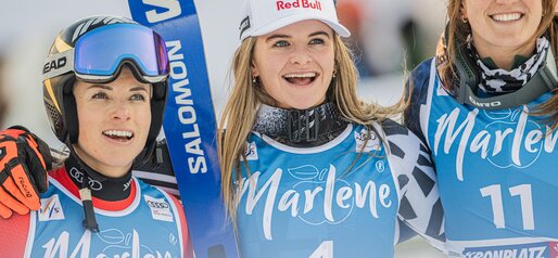 Die besten drei Läuferinnen freuen sich gemeinsam auf dem Podest über den Sieg. | © Harald Wisthaler