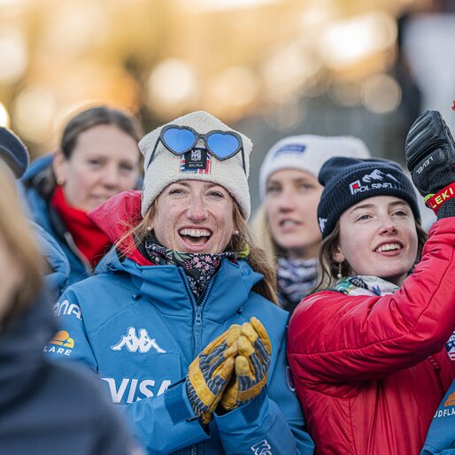 Teamkollegen jubeln den Siegerinnen zu. | © Harald Wisthaler