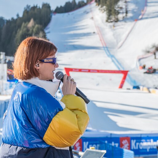 Junge Sängerin unterhält den Zielbereich mit Musik. | © Gianvito Coco