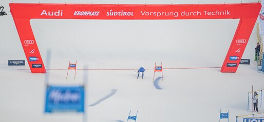 Eine Rennläuferin überquert die Ziellinie. | © Harald Wisthaler