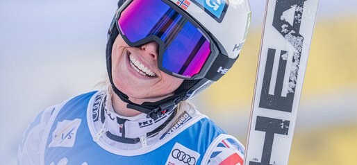  Skirennläuferin freut sich über das Rennen und lächelt. | © Harald Wisthaler