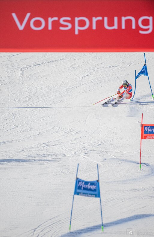 Rennfahrerin fährt die letzten Tore bis zum Zieleinlauf. | © Harald Wisthaler
