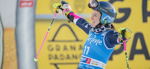 Fahrerin lässt sich im Ziel feiern. | © Harald Wisthaler