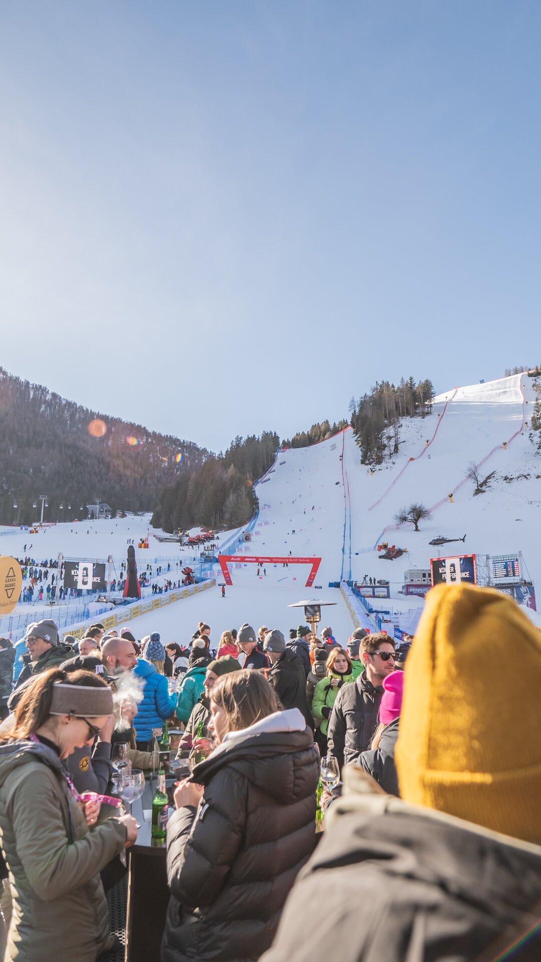 Bei strahlendem Sonnenschein warten die Zuschauer und Fans im Zielbereich auf die Läuferinnen. | © Gianvito Coco