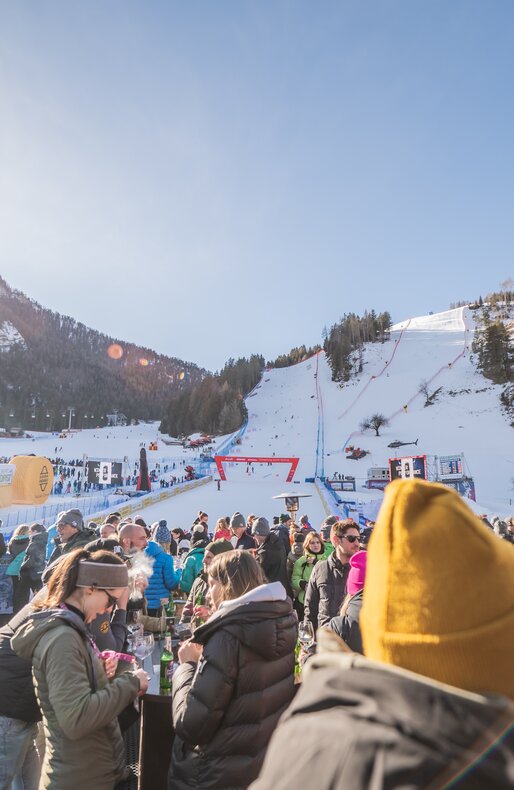 Bei strahlendem Sonnenschein warten die Zuschauer und Fans im Zielbereich auf die Läuferinnen. | © Gianvito Coco