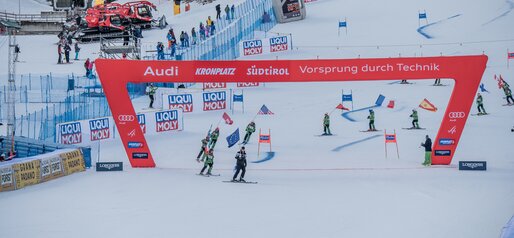 Bei der Abfahrt des Skiclubs werden die Fahnen aller Nationen festlich gefeiert. | © Gianvito Coco