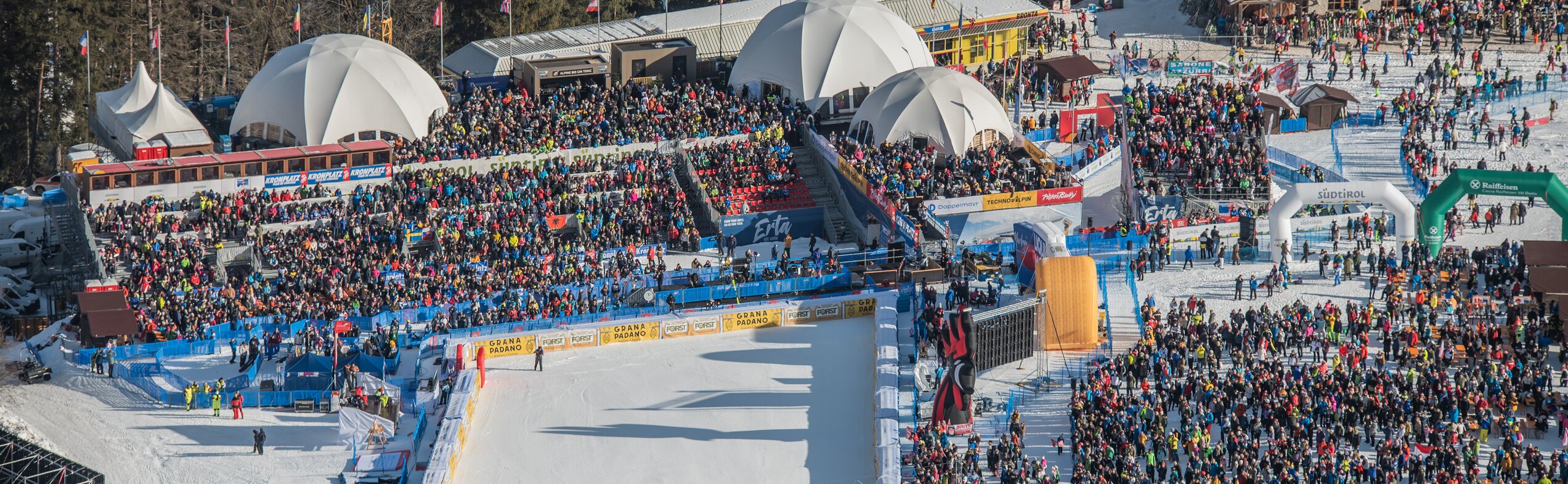 Der Zieleinlauf strahlt bei Sonnenschein mit vielen jubelnden Zuschauern. | © Gianvito Coco