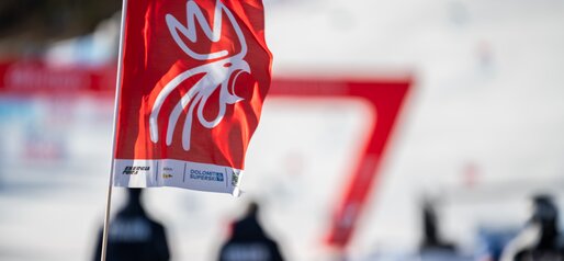 Kronplatz Fähnchen wedelt im Zielbereich bei strahlendem Sonnenschein. | © Mattia Negrini