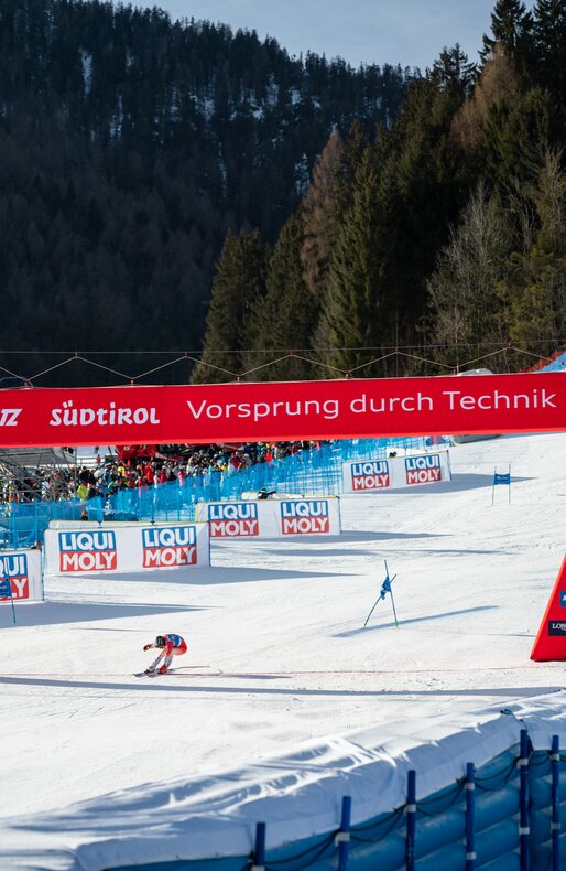 Rennfahrerin überquert bei strahlendem Sonnenschein die Ziellinie. | © Mattia Negrini