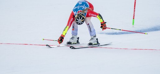 Skirennfahrerin fährt über die Ziellinie. | © Mattia Negrini