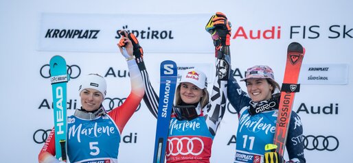 Die drei Siegerinnen lassen sich gemeinsam auf dem Podest feiern. | © Mattia Negrini